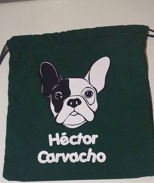 Bolsa de género verde con un bulldog francés y un nombre estampados en blanco