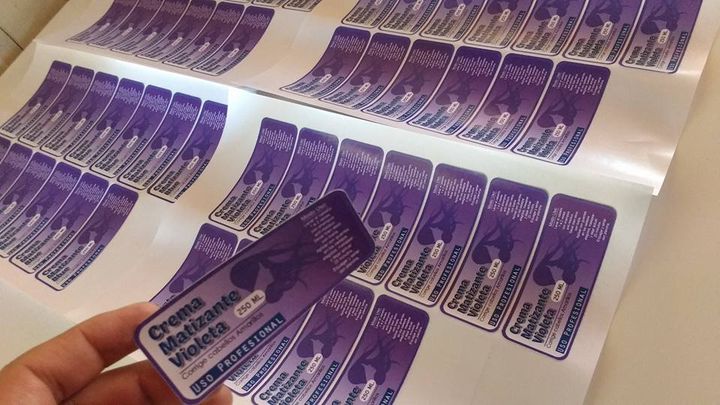 Pliegos de etiquetas moradas para una crema matizante de 250 ml