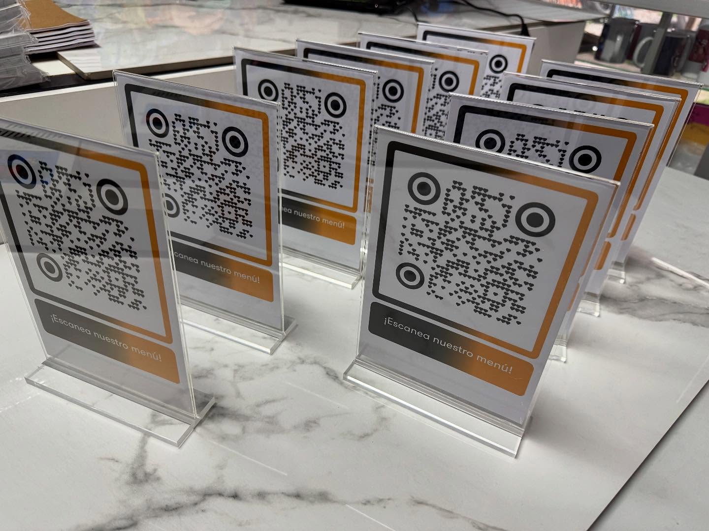 Portafolleto de acrílico con menú QR.