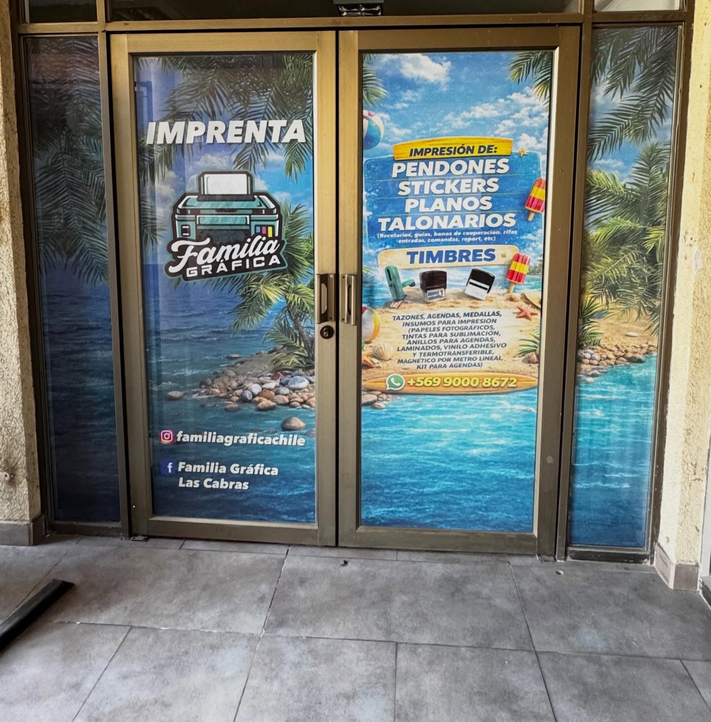 Puerta de Familia Gráfica, con su nuevo logo y gráfica azul y turquesa, en Galería San Alfonso