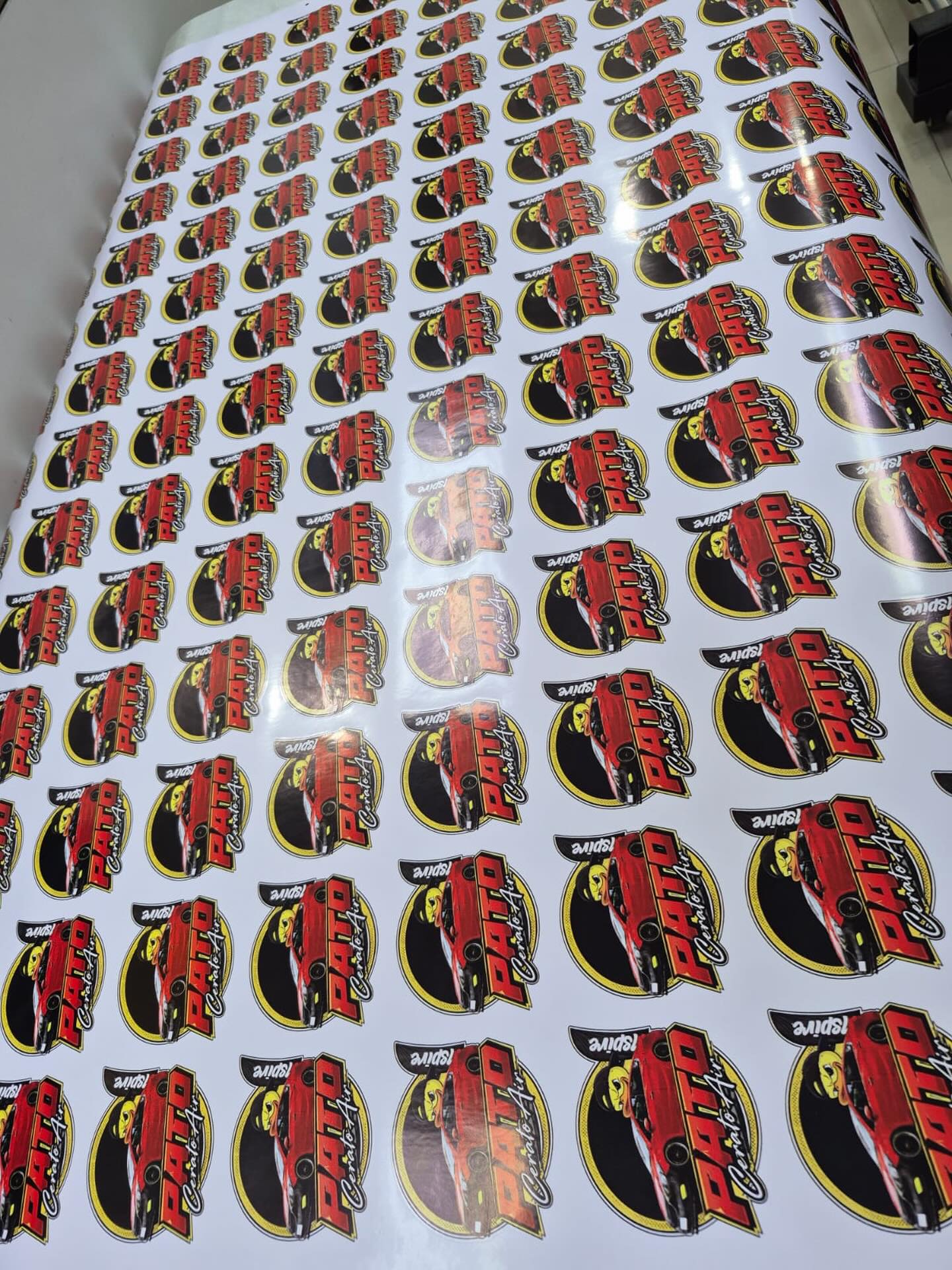 Pliego de stickers a color, listos para troquelar.