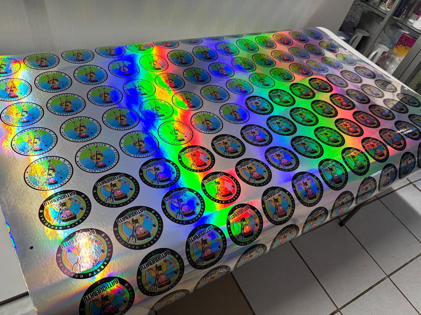 Stickers holográficos publicados por el taller.