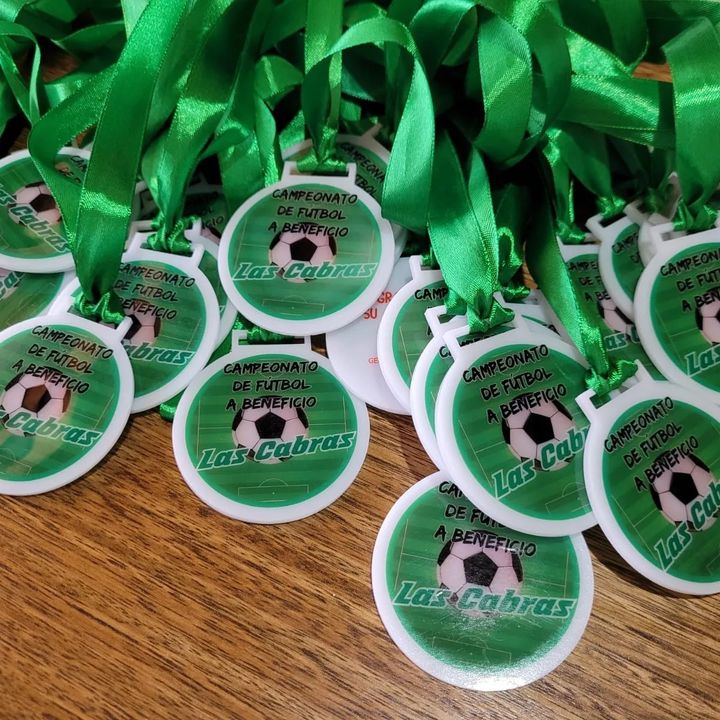 Medallas acrílicas redondas con una pelota de fútbol y cinta verde