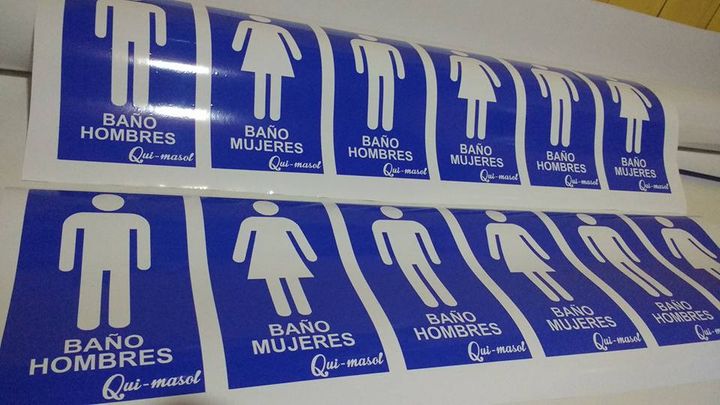 Letreros azules de baño de hombres y de mujeres impresos en vinilo