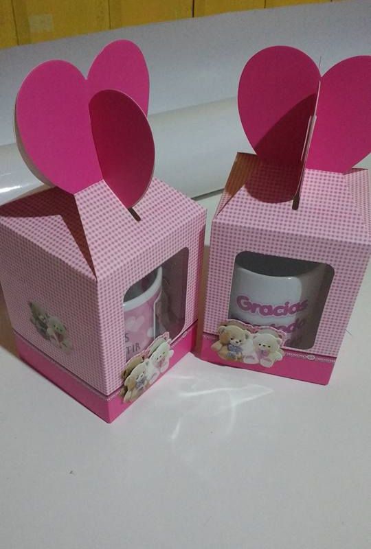 Dos tazones personalizados en cajas rosadas con tapa de corazón