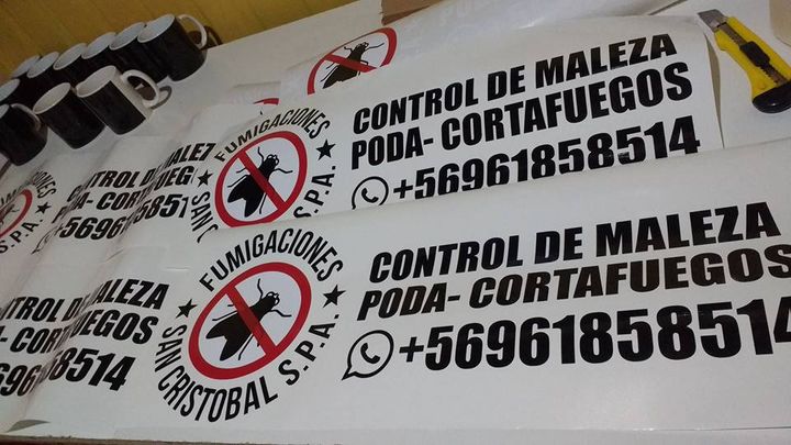 Stickers de vinilo de Fumigaciones San Cristóbal con su teléfono